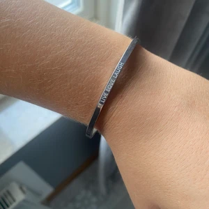 Armband från Raglady - Armband från raglady där det står ”live laugh love”