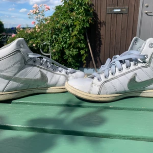 Gammla nike - Hej säljer mina jätte snygga Nike skor i en gammal modell! Säljer pågrund av att dem har blivit alldeles för små