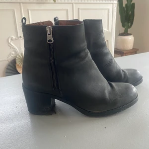 Svarta boots - Svarta boots/stövletter i storlek 40