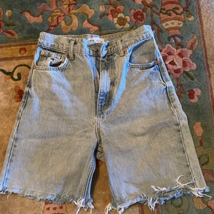 Jeans shorts - Ett par fina jeans shorts från ZARA i storlek 36, alldrig använda av mig då jag inte gillar passformen så jag säljer vidare