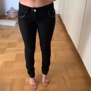 Svarta Armani jeans, nypris 2 000:- Tajta, smala och lågmidjade, skinnsdetaljer på fickorna  Knappt använda 