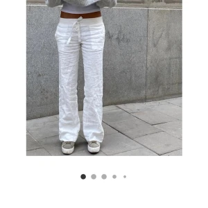 Linnebyxor från alobha label💗 - Säljer mina superfina linnebyxor från alobha Label i storlek s💗 aldrig använda bara testade, jag har tvättat dem två gånger så de har krympt lite inte alls mycket💗 kontakta mig om ni har några frågor💗 KAN FRAKTA ELLER MÖTAS UPP💗