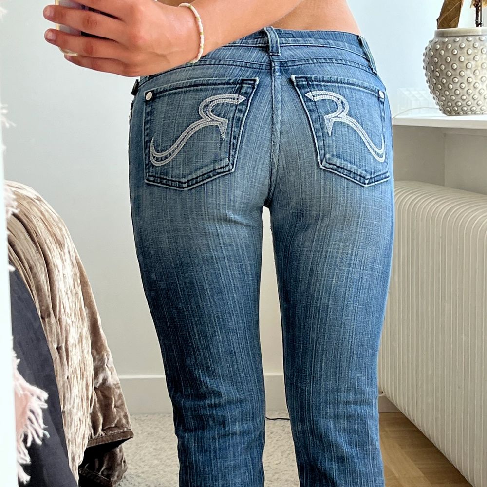 As snygga lowwaist jeans från rock & republic😍midja ca 78 cm och innerbensmått ca 80 cm, använd ej köp direkt funktionen då det blir komplicerat;) jag som referens är 165❤️högsta bud 400 + frakt🥰 eller köp direkt 600❤️. Jeans og bukser.