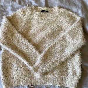 Fluffig stickad tröja  - Supermysig fluffig stickad beige tröja som är köpt på chiquelle men som tyvärr knappt kommit till användning.