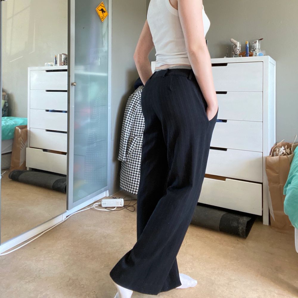 Sjukt snygga kostymbyxor me ränder!! Köpta secondhand men från H&M❤️. Jeans og bukser.