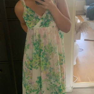 Klänning blommig - Säljer nu min långa fina klänning från Lindex! Härligt material & använd ca 3 gånger. Passar en som är mellan xs- M