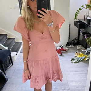 Rosa Klänning  - Superfin klänning från Zara! Bra skick! Köparen står för frakten💗