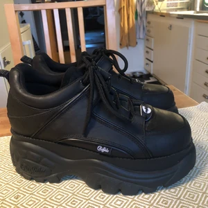 Svarta buffalo skor - Ett par fina buffalo skor, jättebra skick. Endast använd en eller två gånger. Nypris 1 925kr. Eftersom de e så tunga blir frakten nog väldigt dyr så skulle vara bra om man kan mötas upp istället💖