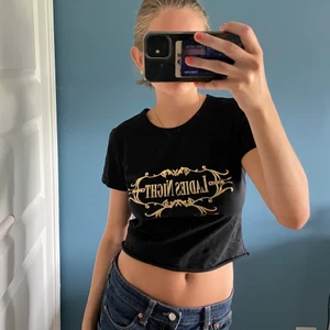 Snygg t shirt - Snygg t shirt som jag klippt så den är kortare. Storlek M men passar mellan xs-m. Pris 50kr + frakt skriv privat för mer bilder/frågor