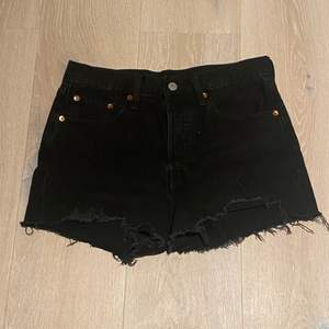 Ett par svarta Levi’s shorts i storlek W27. Kommer inte till användning längre då dom är en storlek för små för mig