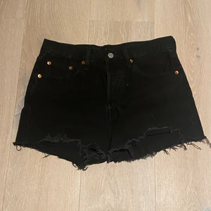 Ett par svarta Levi’s shorts  - Ett par svarta Levi’s shorts i storlek W27. Kommer inte till användning längre då dom är en storlek för små för mig