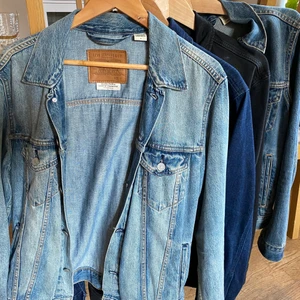 Levis jeansjacka  - Hej jag säljer min levis jeansjacka i storlek medium 