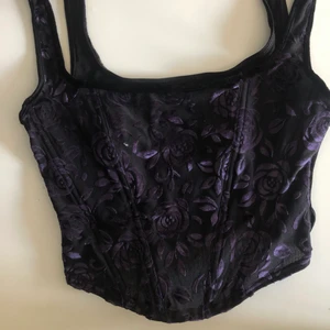 Korsett top - Äkta st. Michaels topp i bra skick! I sammets tyg och toppen är väldigt stretchig på baksidan. Fler detaljer finns på lappen på bilden 🥰