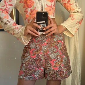 Mönstrade shorts  - Mönstrade shorts från H&M i flera färger. På mig sitter de low waist men skulle tro att de sitter längre upp vid midjan, om man vanligt visst har strl 38 i shorts. 💗