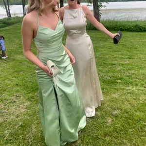 Balklänning - Säljer nu min fina balklänning! Den är i satin med slits och snörning i ryggen. Jag är 169 cm och den går ner till marken på mig som syns på bilden. Hör av er vid intresse💕 nypris är 1315 och frakten låg på ca 250kr. Säljer för 800 +frakt💕