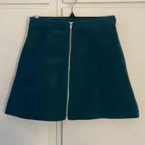 Säljer min gröna kjol då den är för liten. Tyget består av fusk mockatyg i mörk mossa grön färg,vilket ej framkommer så jätte bra på de två sista bilderna.😇