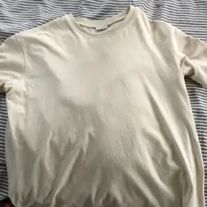 Säljer denna as snygga t-shirten i bra skick knappt andvänd, storlek xs å tvättas såklart innan den säljs, säljer pga har en likadan, tröjan är i färgen beige, köpt för 190kr. Köparen står för frakten 