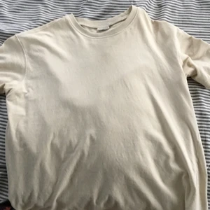 Tröja  - Säljer denna as snygga t-shirten i bra skick knappt andvänd, storlek xs å tvättas såklart innan den säljs, säljer pga har en likadan, tröjan är i färgen beige, köpt för 190kr. Köparen står för frakten 