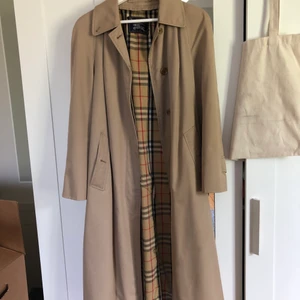 Burberry kappa - Intressekoll på mina burberry kappor då jag inte använder de så ofta. Har köpt de av en släkting som köpt de nya, så vet att de är äkta. Passar s-l