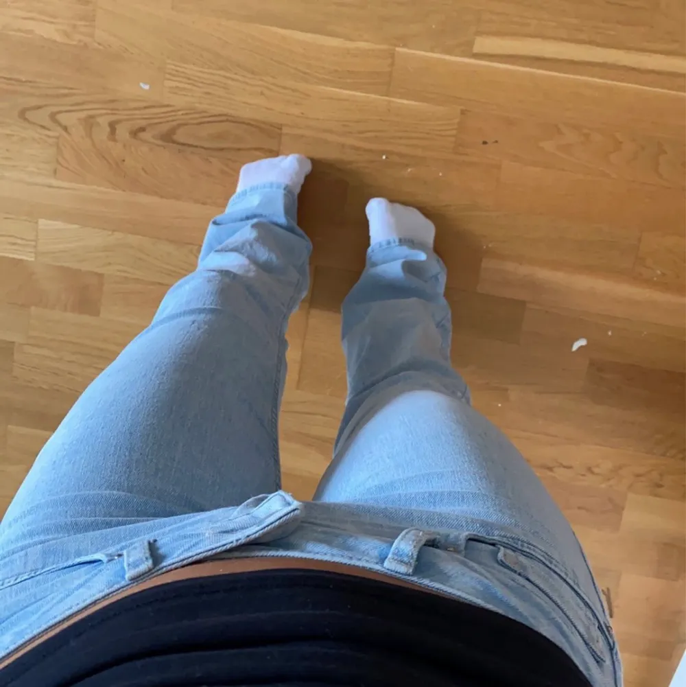 Snygga lågmidjade jeans från hm som är helt slutsålda på hemsidan. Endast använda fåtal gånger. De är långa på mig som är ca 163cm lång 💓💓. Jeans & Byxor.