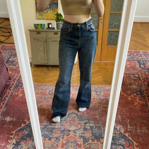 mörkblå jeans från zara, skulle säga att dom är raka/vida. storlek 38! säljs pga för stora tyvärr. använda i ungefär 1 år men i väldigt bra skick och inga märken eller annat❤️ nypris 399kr
