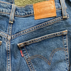 Levis jeans - Ett par Levis jeans i modellen ribcage, straight. Är i storlek 28, har inte koll på längden men skulle gissa på 32. Har inte andvänts på länge och är i bra skick! 💞