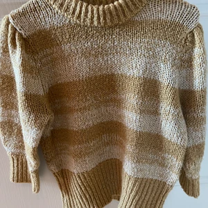 Stickad tröja - Jättefin stickad tröja från NA-KD med 3/4 ärmar som bara använts ett fåtal gånger💗 