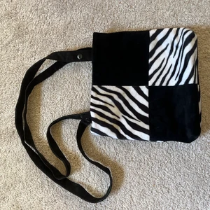 Zebra väska  - Jätte gullig zebra väska i mjukt material. Inga synliga täcken förutom i ”bottenplattan” annars finns det inga💞 köparen står för frakt💞