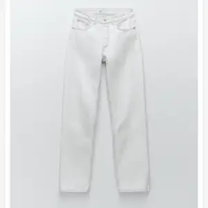 Jättefina ljusblåa/vita jeans från Zara. Aldrig använda så prislappen sitter kvar. Kan skicka egna bilder vid intresse. Köparen står för frakt💞