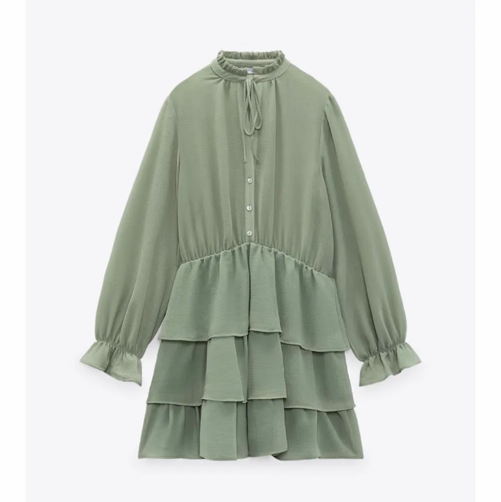 Säljer denna superfina gröna klänning från zara som är använd några gånger men inget som syns och därav i nyskick! Köptes i början av sommaren💞. Klänningar.