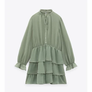 Zara klänning - Säljer denna superfina gröna klänning från zara som är använd några gånger men inget som syns och därav i nyskick! Köptes i början av sommaren💞