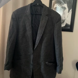 Kavaj  - Grå kavaj från bastisini. Lite skrynklig men går lätt att stryka. Overzize & snygg. Perfekt till hösten. 