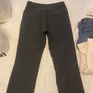 KOSTYMBYXOR - Super fina mörkgråa kostymbyxor! Köpa secondhand, jag har däremot sytt till en knapp i midjan så man kan justera midjestorleken då de va lite stora för mig! Super fin länd och väldigt sköna! 