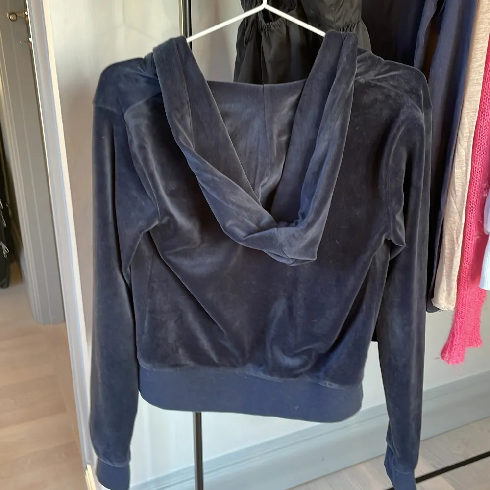 Säljer min mörkblåa juicy couture zip hoodie i Xs , köpt för 1200kr. Använd en gång och vi nyskick. Skriv för fler bilder. Priset kan diskuteras. TRYCK INTE PÅ KÖP DIREKT. Hoodies.