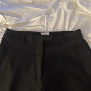 NA-KD kostymbyxor strl40 - Svarta kostymbyxor, strl 40, högmidjade(100kr+49kr frakt)💋
