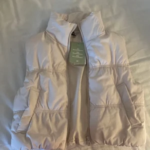 Beige väst - Helt oanvänd, prislappen kvar så den är nyskick!💕
