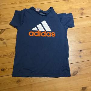 Adidaströja som knappt använts passar barn åldrar 11-12 