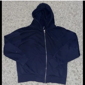 Mörkblå zip hoodie  - Zip hoodie ifrån weekday i nyskick! Köpt för ett år sedan men har hållit väldigt bra och är därför inte alls nopprig!😇💖  200kr+frakt ❌TRYCK INTE PÅ KÖP DIREKT❌