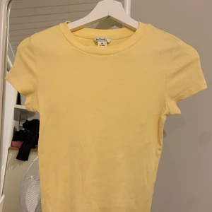 Baby tee  - pastell gul och väldigt stretchig baby tee från monki