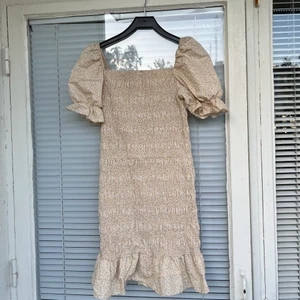 Sommarklänning  - Sommarklänning säljes, endast använd en gång. Från NAKD, strl: 40 men passar mig som är en normal S/M. 