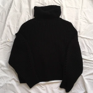 Svart stickad tröja - Säljer nu denna svarta stickade tröjan, då jag har för många! Perfekt för hösten/vintern! Kommer ifrån Carin wester! Skulle passa S också!💗