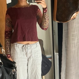 Långärmad tröja  - Långärmad tröja med mönster på ärmarna 