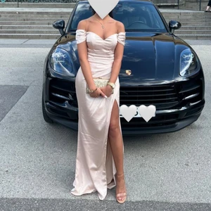 Balklänning  - Säljer min balklänning som har endast kommit till användning en natt. Den är köpt från dressroom i Göteborg för 4000kr.