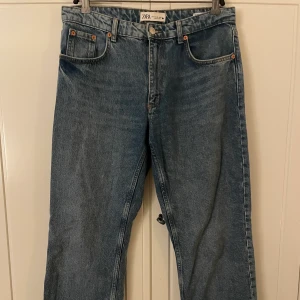 Racka jeans från zara - Trendiga racka lådmidjade jeans från zara är stolek 42 men passar ungefär m