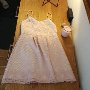 Rosa finklänning i perfekt skick! Axelbanden kan sys om och göras kortare. Tror klänningen kan passa allt från 140-160