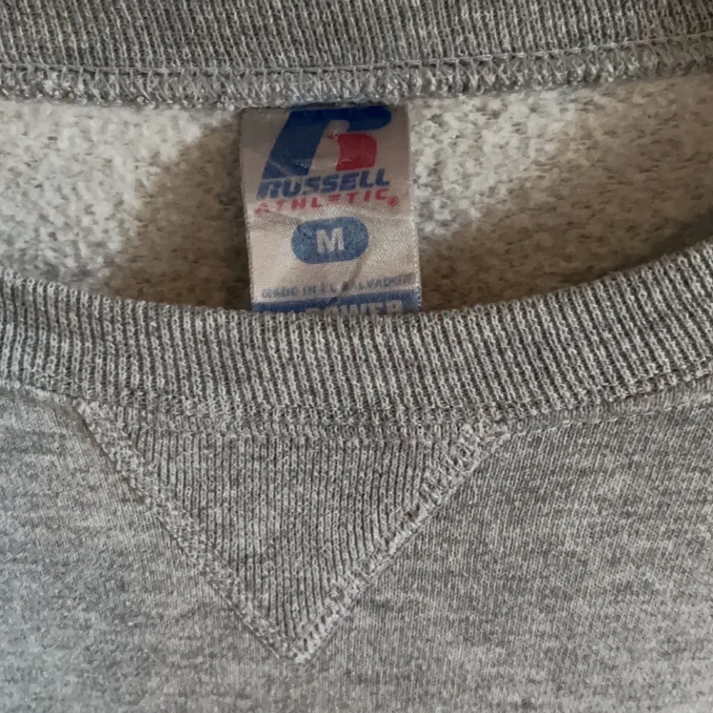 Säljer min vintage sweatshirt som är i superbra skick. Säljs pga att jag aldrig använder den. Inga defekter eller hål.. Hoodies.
