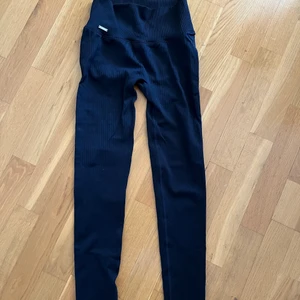 Aim’n ribbade träningstights  - Aim’n svarta ribbade träningstights i storlek S, sälja pga fel storlek💕 Helt oanvända🤍Kan gå ner i pris!