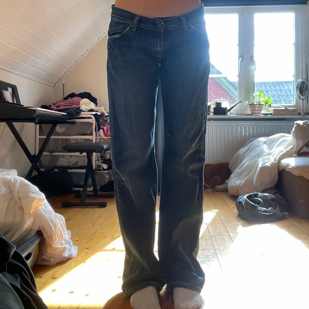 Skitsnygga lågmidjade Dickies Jeans som tyvärr är lite för stora för mig! Har använt de varsamt så de är i bra kvalitet💕 Jag är 164🤍 Midjemått: 38cm Innerben: 80cm. Jeans & Byxor.