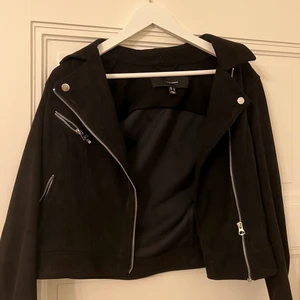 Svart jacka  - Jacka i mocka-material från Vero Moda. Storlek M. Frakt tillkommer! 🧡