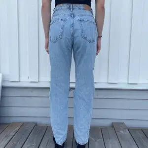 Säljer även dessa jeans från Gina tricot då dom inte längre används. Säljer för bara 59kr!!!💕 Jeansen är i bra sick och kvaliten är hög. Modell: ”Dagny Mom Jeans, it blue destroy”. Skriv för mer info & bilder🫶